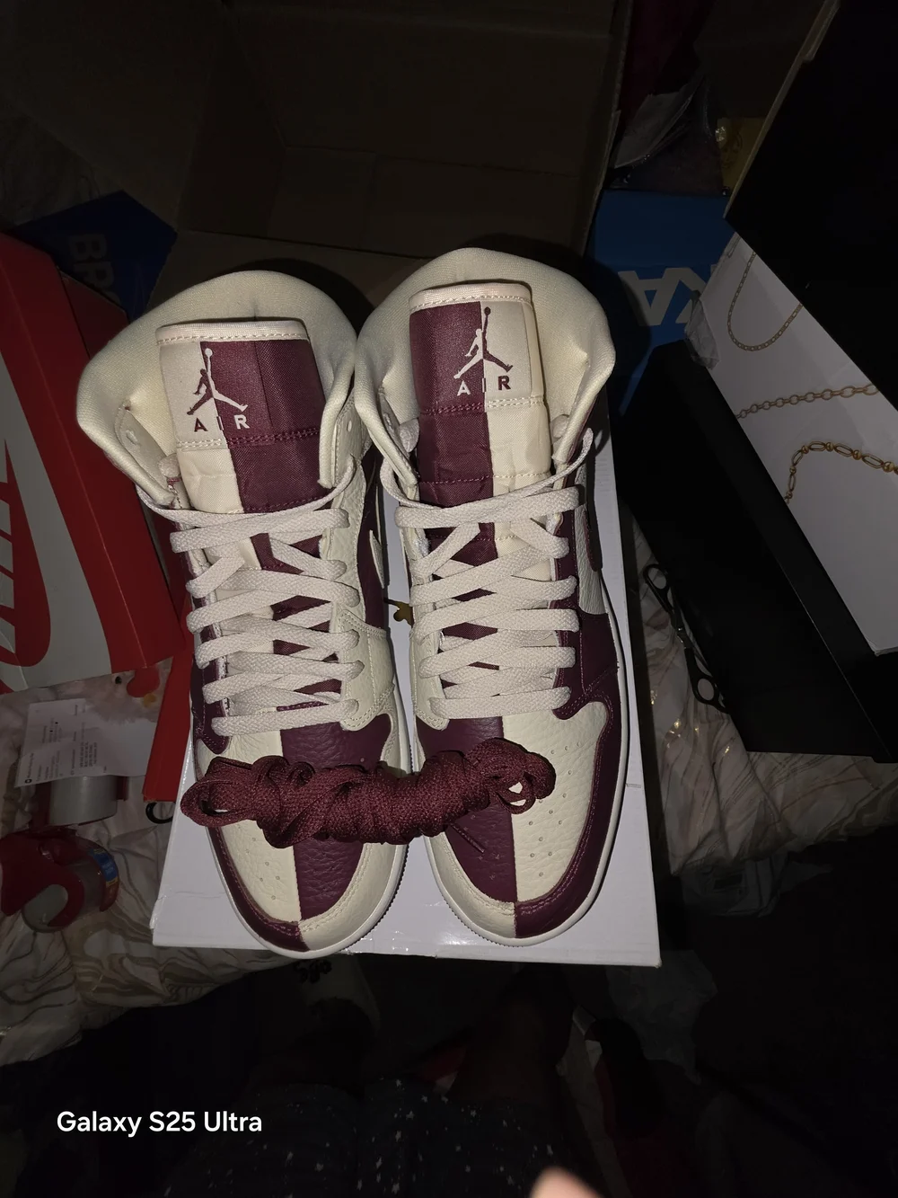 Wmns/Mens Air Jordan 1Mid SE Burgundy & Cream. New In Box 10.5M/12W. MFRP:$225